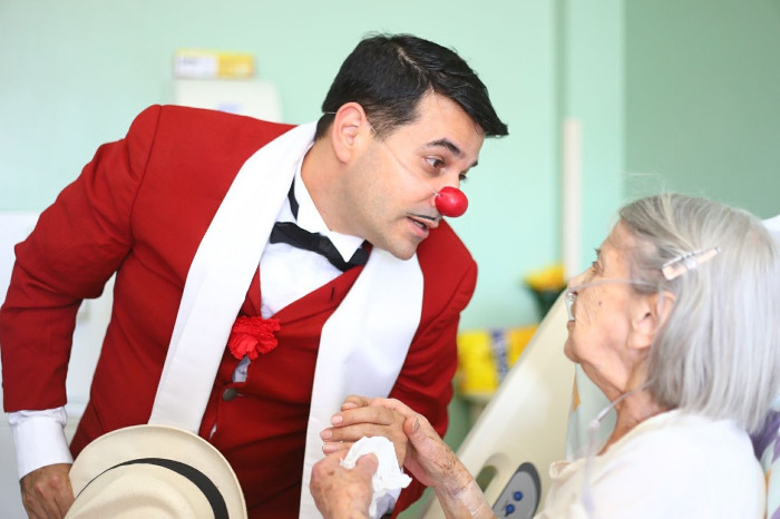 Mme Ema Santos Ávila, 89 ans et Olivier-Hugues Terreault alias Marc Antoine. Crédit photo : Daniel Castellano / SMCS Mme Ema Santos Ávila, 89 ans et Olivier-Hugues Terreault alias Marc Antoine. Crédit photo : Daniel Castellano / SMCS