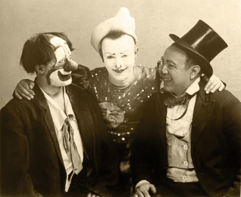 Les Fratellinis sont un bel exemple de passerelle à la fois temporelle et géographique entre le XIXe et XXe siècle : leur trio se composait du clown, de l’auguste européen et d’un clochard à l’américaine. Source : inconnue. Les Fratellinis sont un bel exemple de passerelle à la fois temporelle et géographique entre le XIXe et XXe siècle : leur trio se composait du clown, de l’auguste européen et d’un clochard à l’américaine. Source : inconnue.